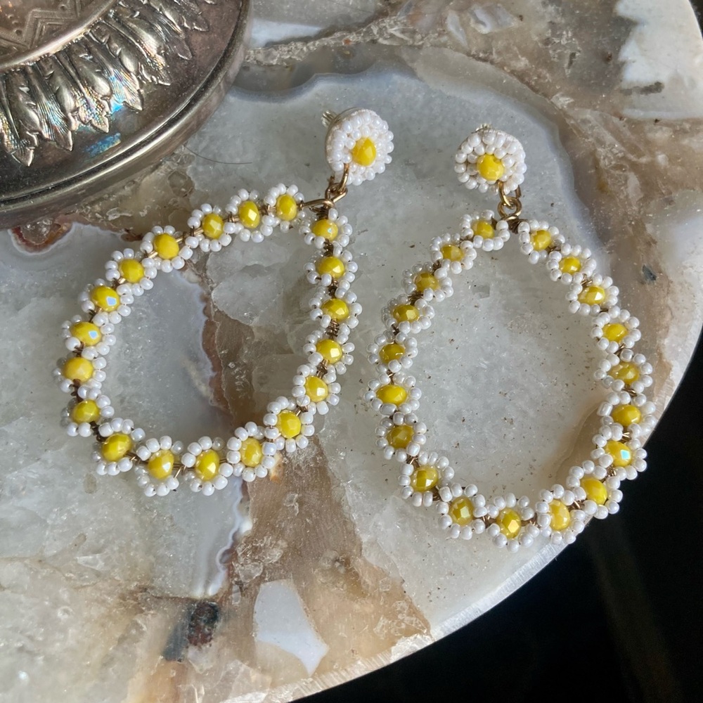 🆕 C&C California Yellow & White Daisy Glass Beaded Hoop Earrings Resort NIB